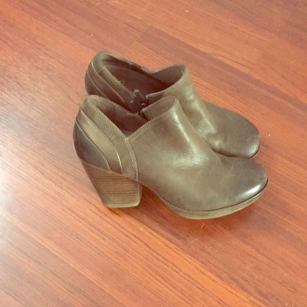 Dansko booties LIKE NEW! Size 8
